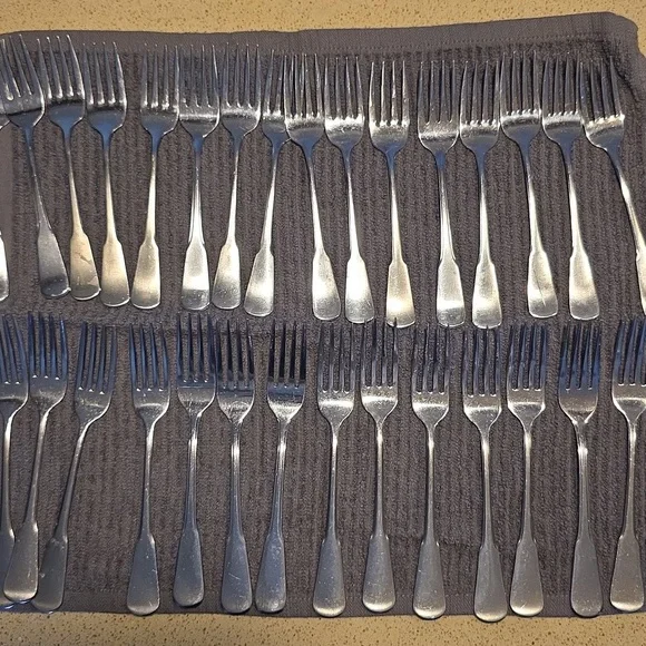 Well Loved Oneida Silver Stainless Steel Cutlery Set - Picture 5 of 6